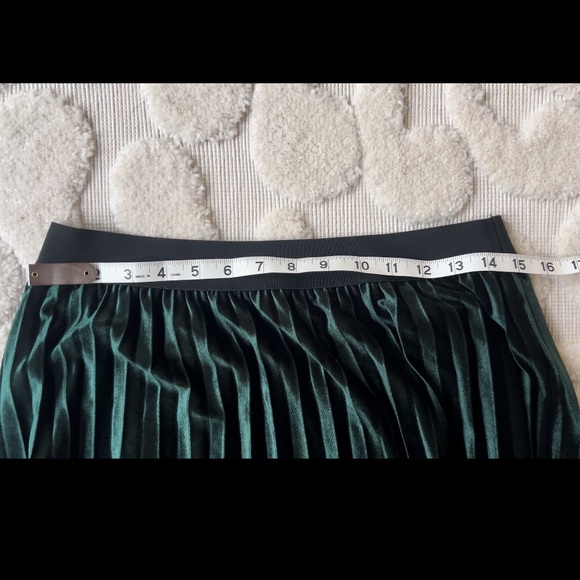 **NWOT SIZE L** Solid Velvet Pleated Skirt - Picture 4 of 4